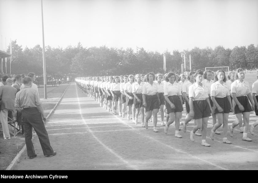 Na zdjęciu widać sportowców na Stadionie Olimpijskim we Wrocławiu. Zdjęcia pochodzą z lat 1945-50