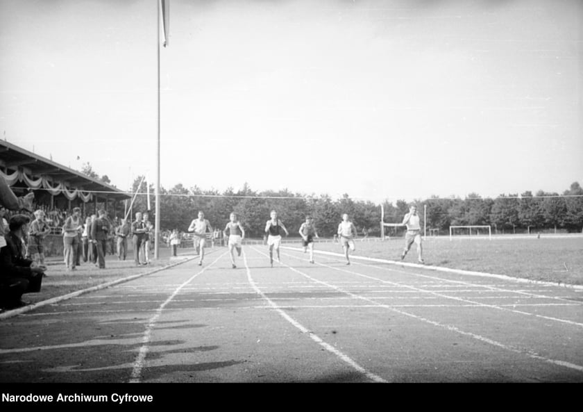 Na zdjęciu widać sportowców na Stadionie Olimpijskim we Wrocławiu. Zdjęcia pochodzą z lat 1945-50