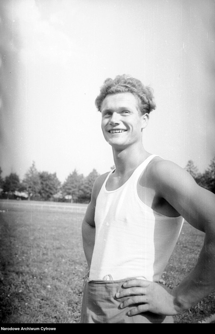 Na zdjęciu widać sportowców na Stadionie Olimpijskim we Wrocławiu. Zdjęcia pochodzą z lat 1945-50