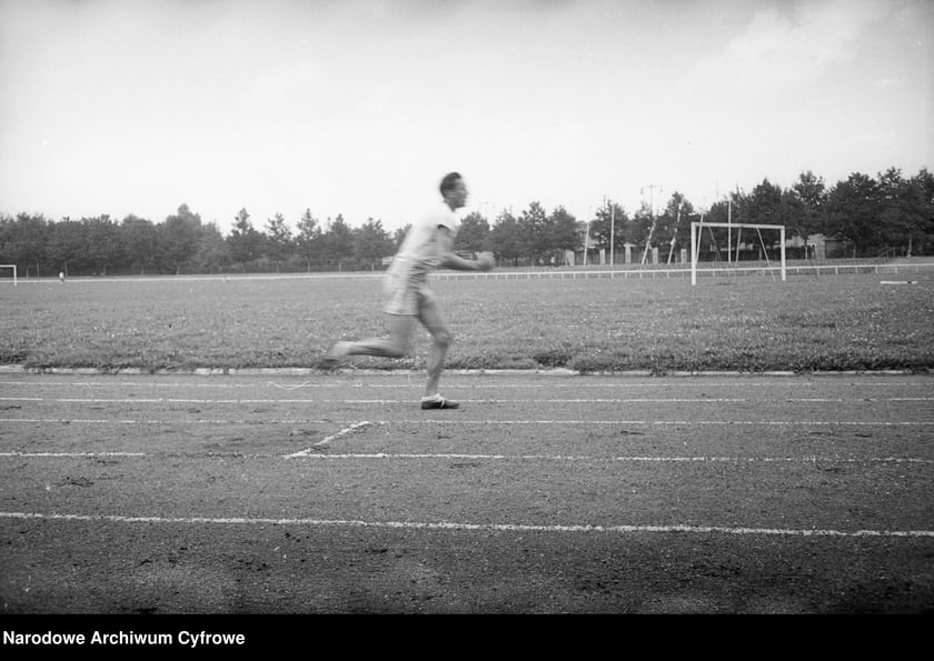Na zdjęciu widać sportowców na Stadionie Olimpijskim we Wrocławiu. Zdjęcia pochodzą z lat 1945-50