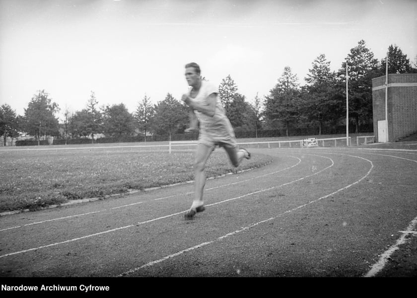 Na zdjęciu widać sportowców na Stadionie Olimpijskim we Wrocławiu. Zdjęcia pochodzą z lat 1945-50
