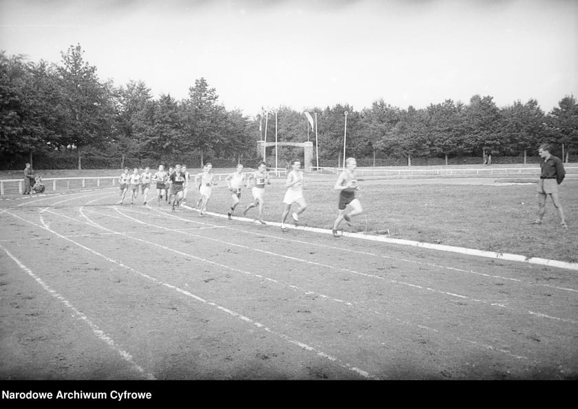 Na zdjęciu widać sportowców na Stadionie Olimpijskim we Wrocławiu. Zdjęcia pochodzą z lat 1945-50