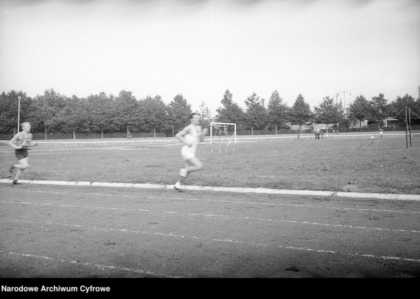 Na zdjęciu widać sportowców na Stadionie Olimpijskim we Wrocławiu. Zdjęcia pochodzą z lat 1945-50