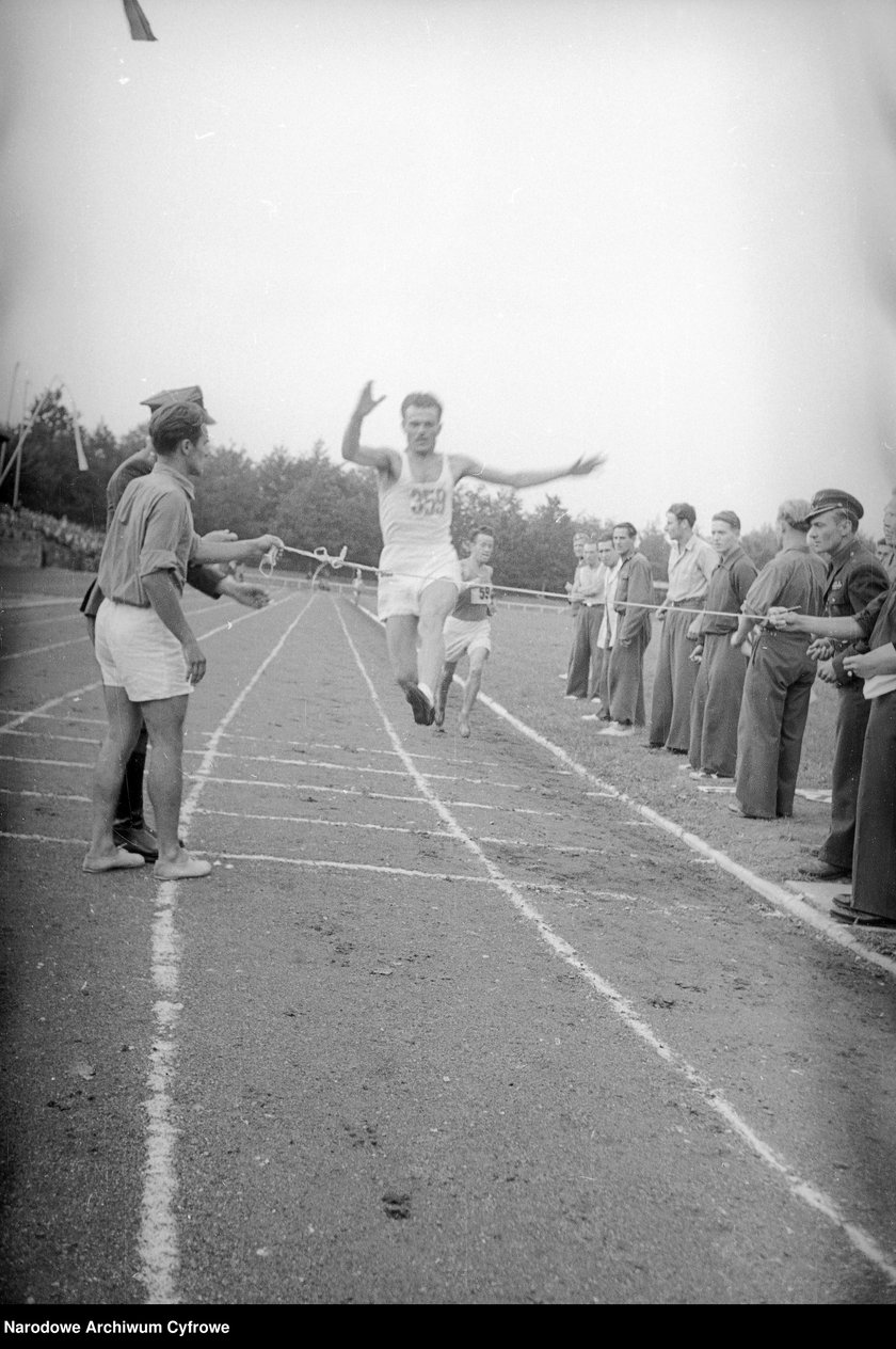 Na zdjęciu widać sportowców na Stadionie Olimpijskim we Wrocławiu. Zdjęcia pochodzą z lat 1945-50