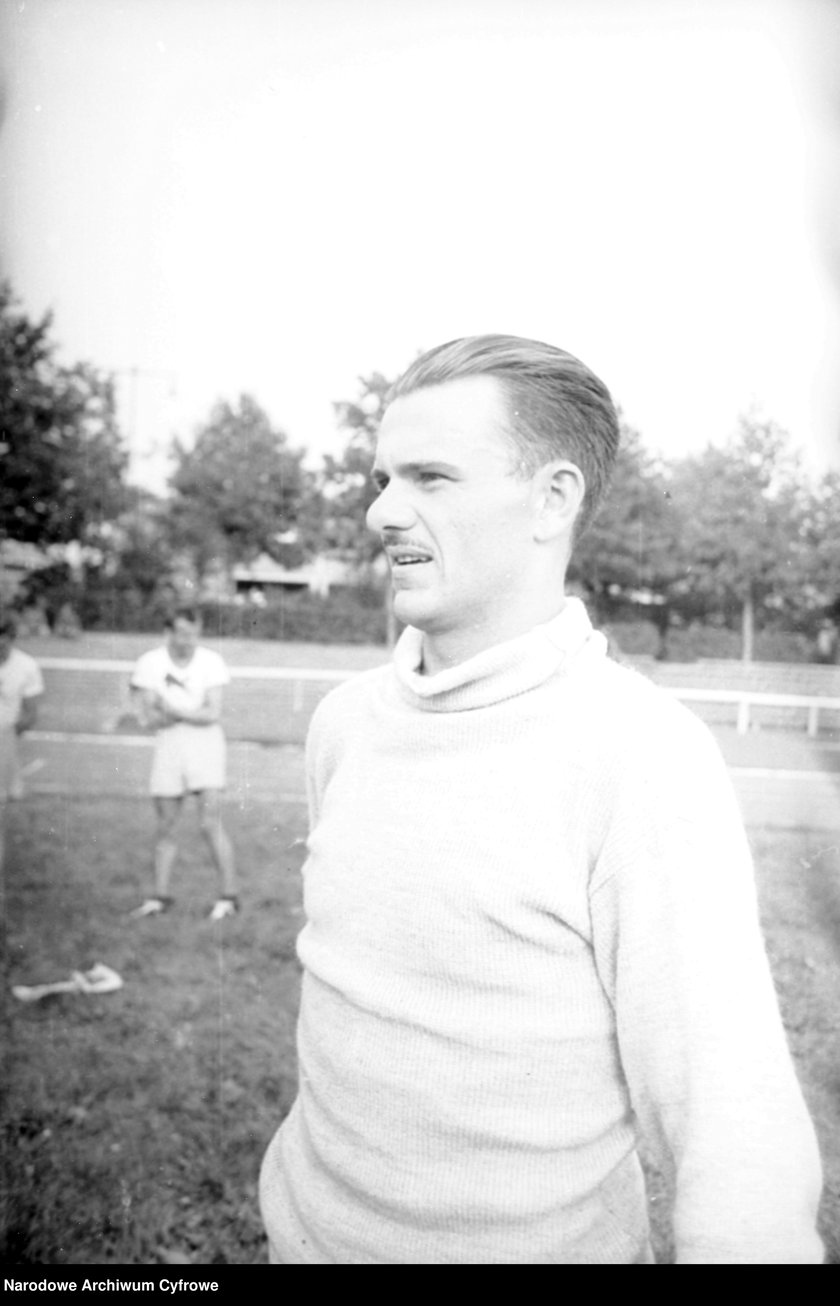 Na zdjęciu widać sportowców na Stadionie Olimpijskim we Wrocławiu. Zdjęcia pochodzą z lat 1945-50