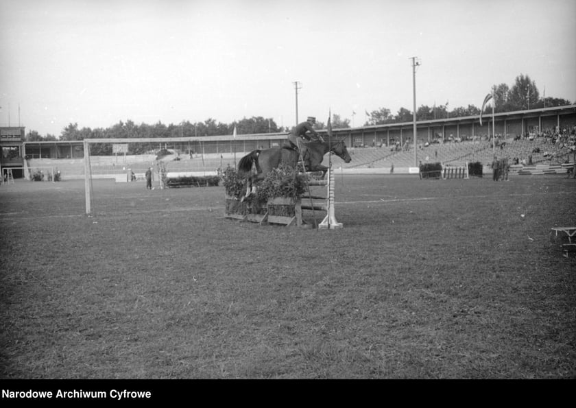 Na zdjęciu widać sportowców na Stadionie Olimpijskim we Wrocławiu. Zdjęcia pochodzą z lat 1945-50