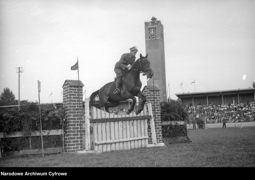 Na zdjęciu widać sportowców na Stadionie Olimpijskim we Wrocławiu. Zdjęcia pochodzą z lat 1945-50