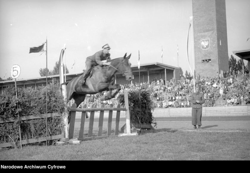 Na zdjęciu widać sportowców na Stadionie Olimpijskim we Wrocławiu. Zdjęcia pochodzą z lat 1945-50
