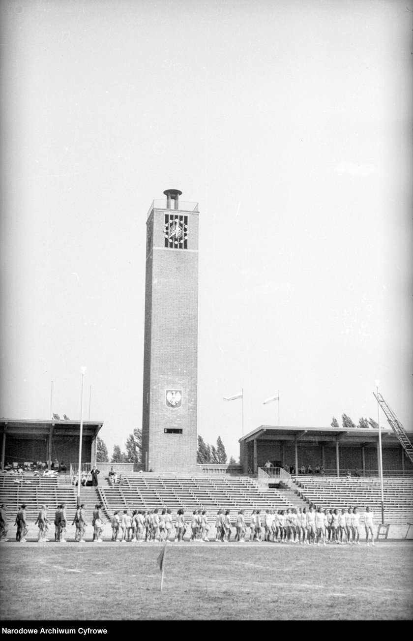 Na zdjęciu widać sportowców na Stadionie Olimpijskim we Wrocławiu. Zdjęcia pochodzą z lat 1945-50