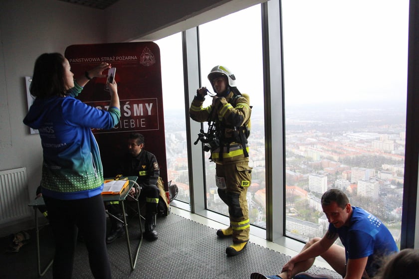 Uczestnicy biegu na Sky Tower