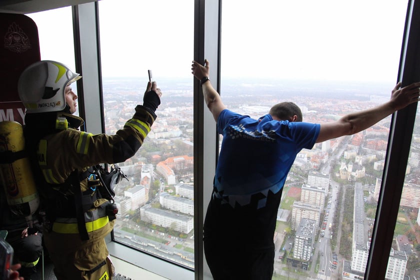 Uczestnicy biegu na Sky Tower