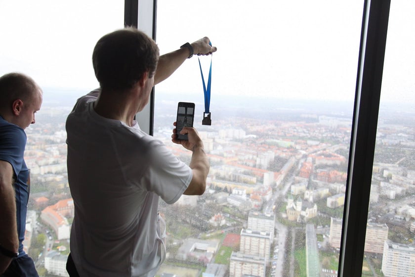 Uczestnicy biegu na Sky Tower