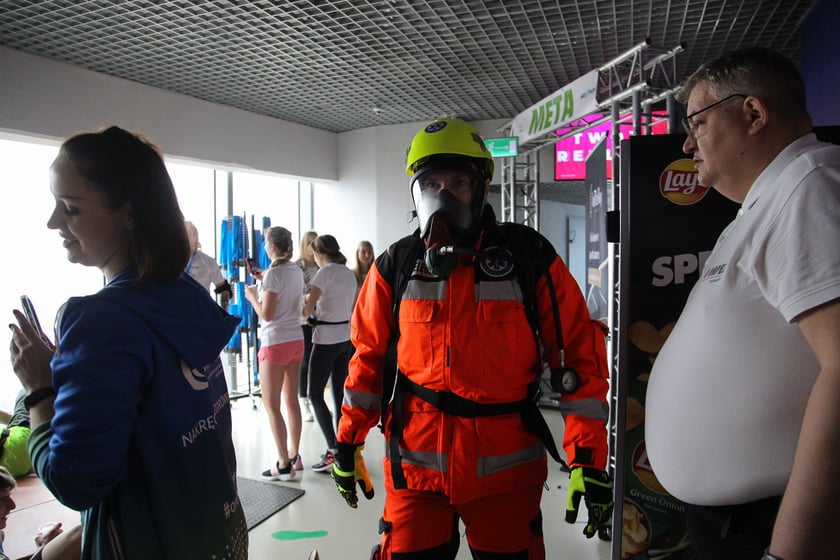 Uczestnicy biegu na Sky Tower