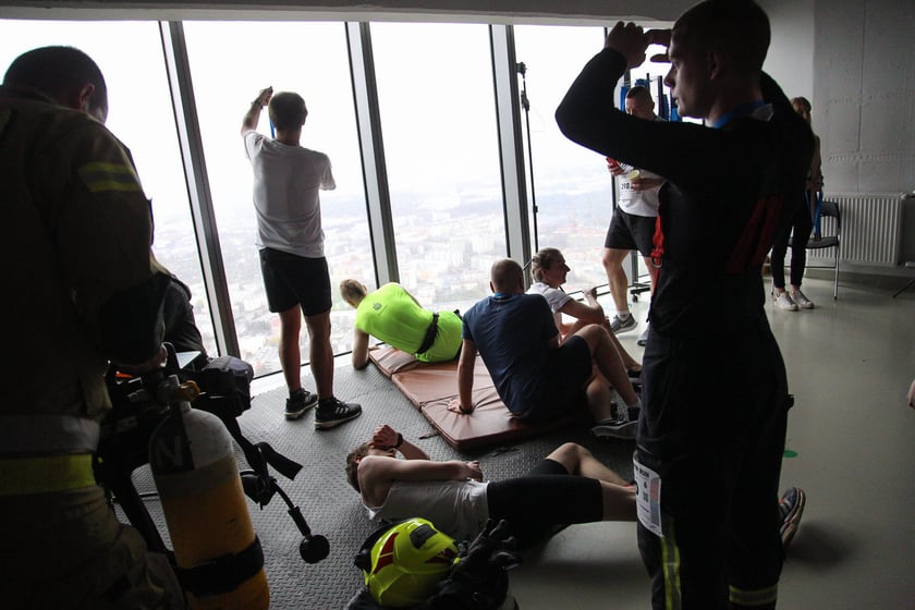 Uczestnicy biegu na Sky Tower
