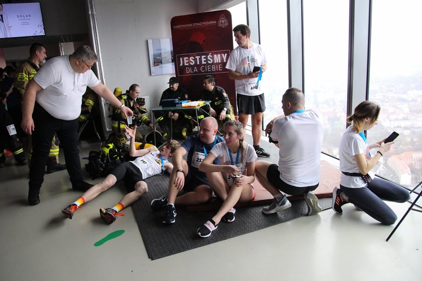 Uczestnicy biegu na Sky Tower