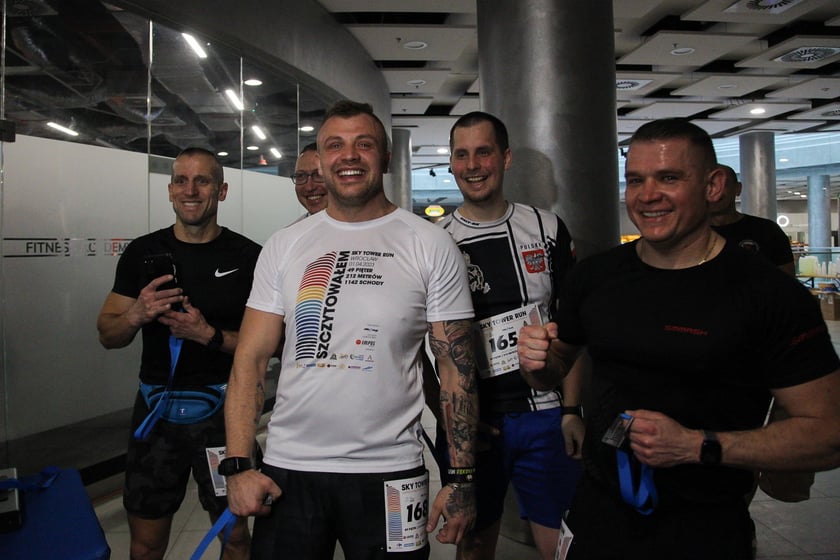 Uczestnicy biegu na Sky Tower