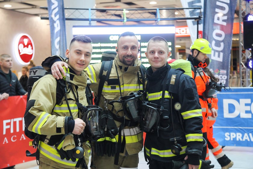 Uczestnicy biegu na Sky Tower