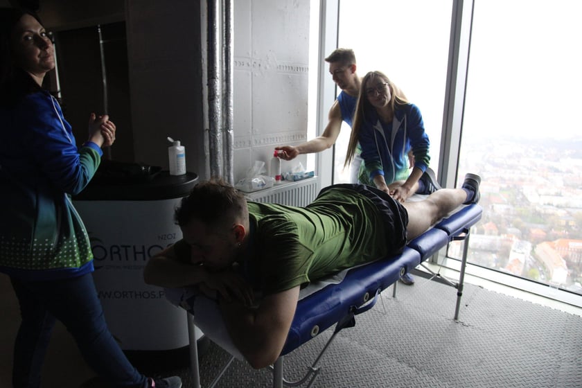 Uczestnicy biegu na Sky Tower