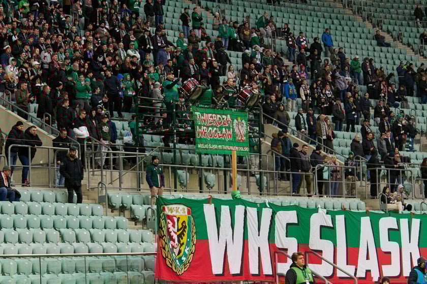 Kibice na trybunach Tarczyński Arena we Wrocławiu, mecz Śląsk Wrocław - Piast Gliwice, 06.04.2023