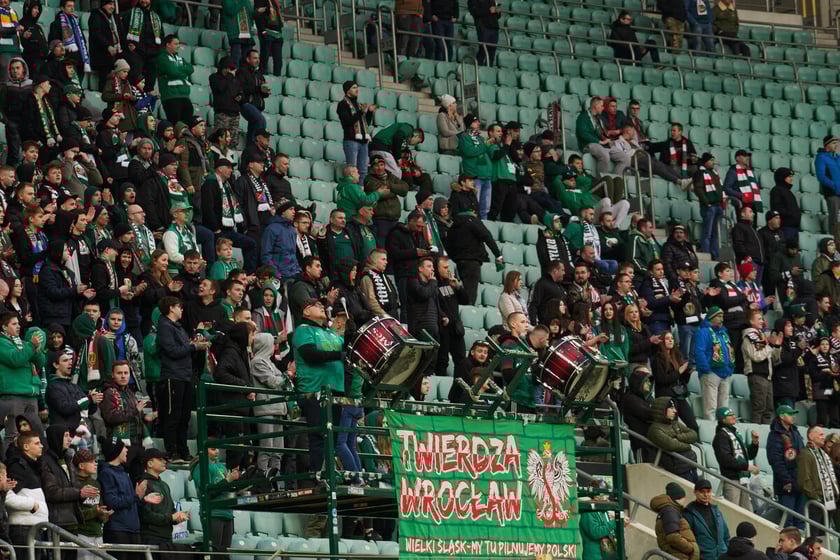 Kibice na trybunach Tarczyński Arena we Wrocławiu, mecz Śląsk Wrocław - Piast Gliwice, 06.04.2023