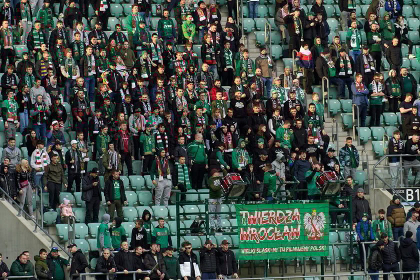 Kibice na trybunach Tarczyński Arena we Wrocławiu, mecz Śląsk Wrocław - Piast Gliwice, 06.04.2023