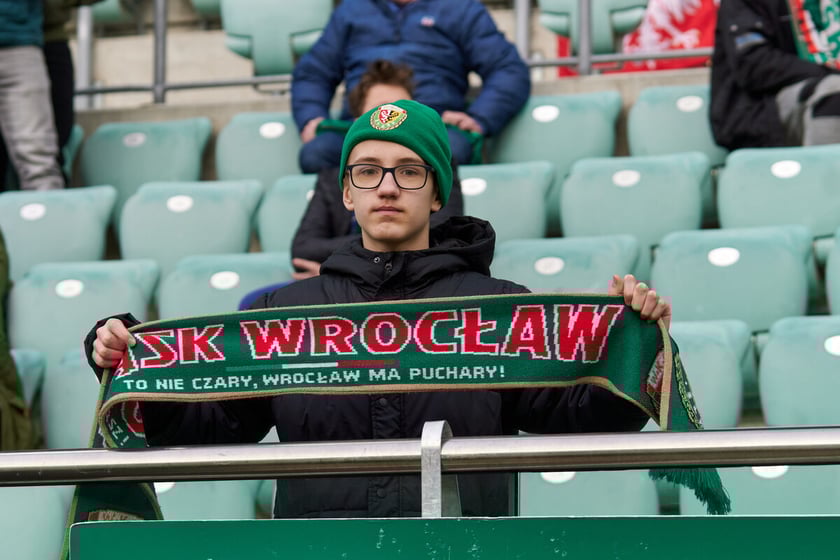 Kibice na trybunach Tarczyński Arena we Wrocławiu, mecz Śląsk Wrocław - Piast Gliwice, 06.04.2023