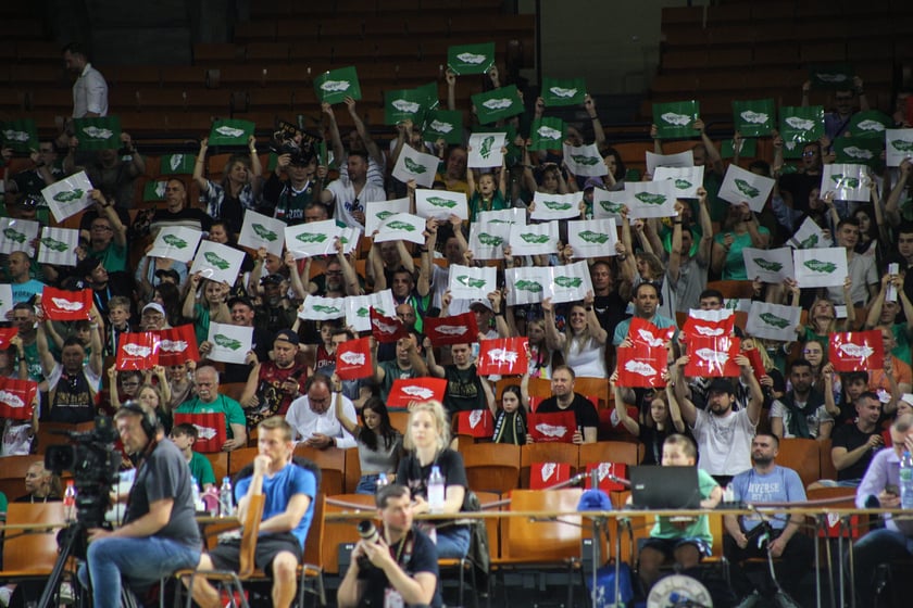 Kibice na meczu Śląsk - Legia w Hali Stulecia