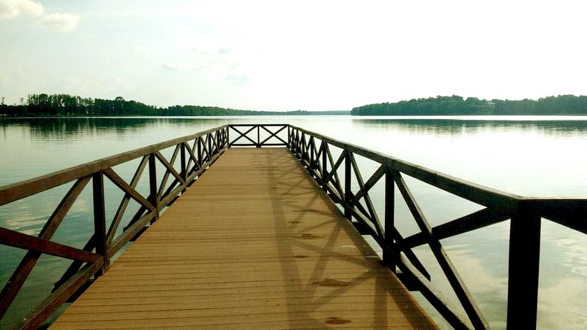 Lustro jeziora przecinają cyple, kt&oacute;re usypał sam diabeł. Czy legenda jest wystarczającą rekomendacją? Wędkarzom i kajakarzom ponoć innej nie trzeba.
Intercity z Wrocławia Gł&oacute;wnego &ndash; z przesiadką w Poznaniu &ndash; dobiega na stację Dobiegniew w ponad 3,5 godziny.