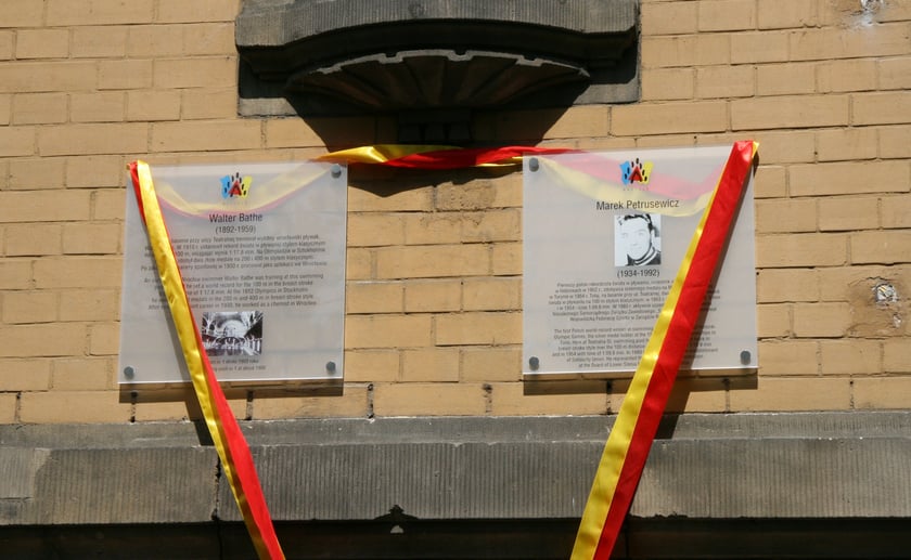 Tablica pamiątkowa na budynku basenu przy Teatralnej, dziś Wrocławskiego Centrum SPA. Obok tablica niemieckiego rekordzisty