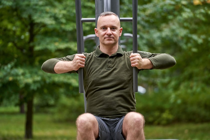 Paweł Posłuszny pokazuje, jak prawidłowo ćwiczyć na siłowni plenerowej