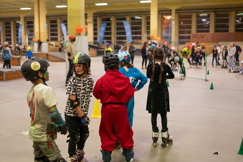 Uczestnicy bawią się podczas Skate Night Wrocław 2023 w Centrum Sportów Ekstremalnych przy ul. Legnickiej 65.