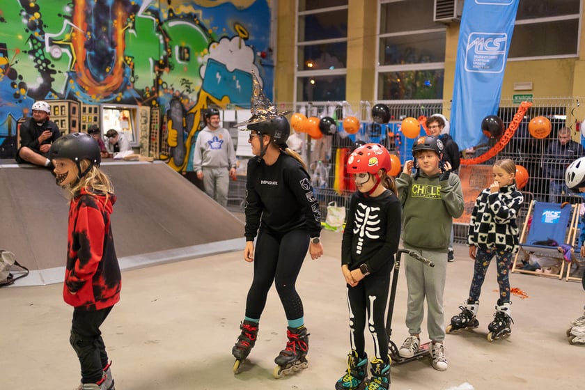 Uczestnicy bawią się podczas Skate Night Wrocław 2023 w Centrum Sportów Ekstremalnych przy ul. Legnickiej 65.