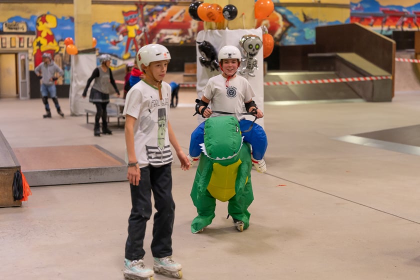 Uczestnicy bawią się podczas Skate Night Wrocław 2023 w Centrum Sportów Ekstremalnych przy ul. Legnickiej 65.