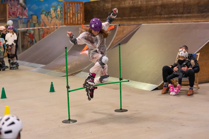 Uczestnicy bawią się podczas Skate Night Wrocław 2023 w Centrum Sportów Ekstremalnych przy ul. Legnickiej 65.