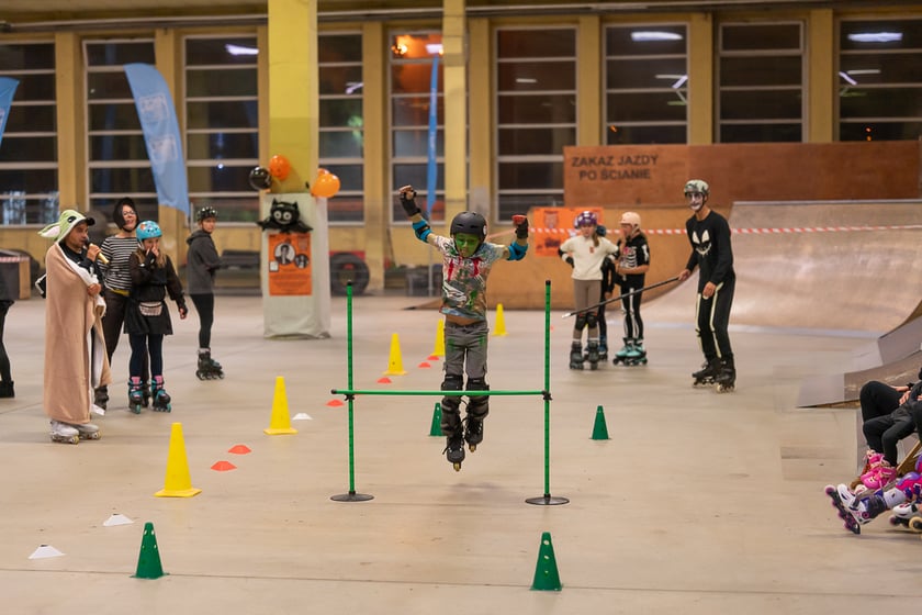 Uczestnicy bawią się podczas Skate Night Wrocław 2023 w Centrum Sportów Ekstremalnych przy ul. Legnickiej 65.