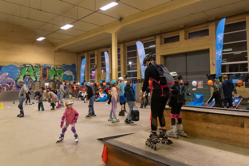 Uczestnicy bawią się podczas Skate Night Wrocław 2023 w Centrum Sportów Ekstremalnych przy ul. Legnickiej 65.