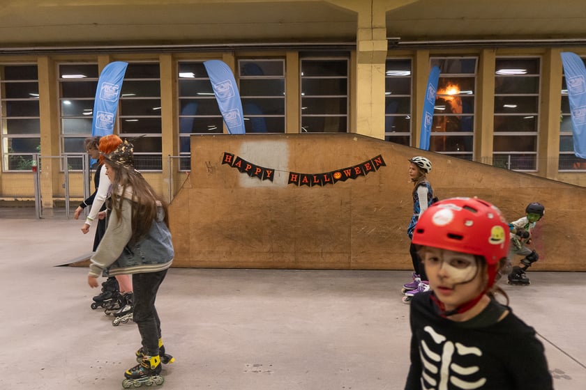 Uczestnicy bawią się podczas Skate Night Wrocław 2023 w Centrum Sportów Ekstremalnych przy ul. Legnickiej 65.