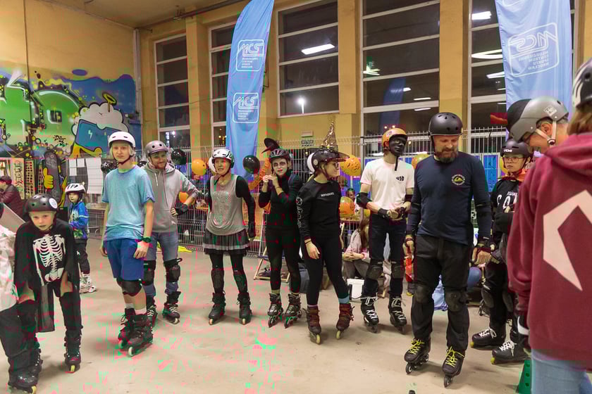 Uczestnicy bawią się podczas Skate Night Wrocław 2023 w Centrum Sportów Ekstremalnych przy ul. Legnickiej 65.