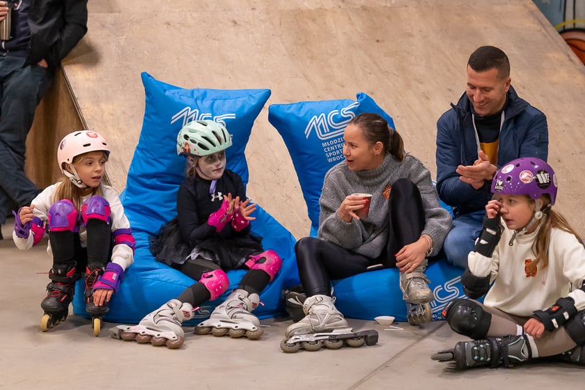 Uczestnicy bawią się podczas Skate Night Wrocław 2023 w Centrum Sportów Ekstremalnych przy ul. Legnickiej 65.