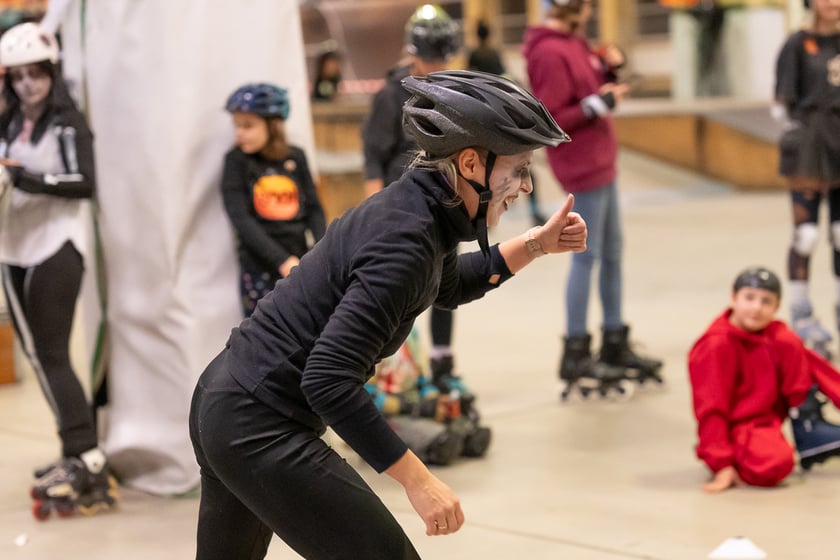 Uczestnicy bawią się podczas Skate Night Wrocław 2023 w Centrum Sportów Ekstremalnych przy ul. Legnickiej 65.