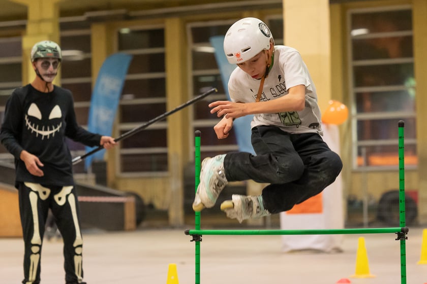 Uczestnicy bawią się podczas Skate Night Wrocław 2023 w Centrum Sportów Ekstremalnych przy ul. Legnickiej 65.
