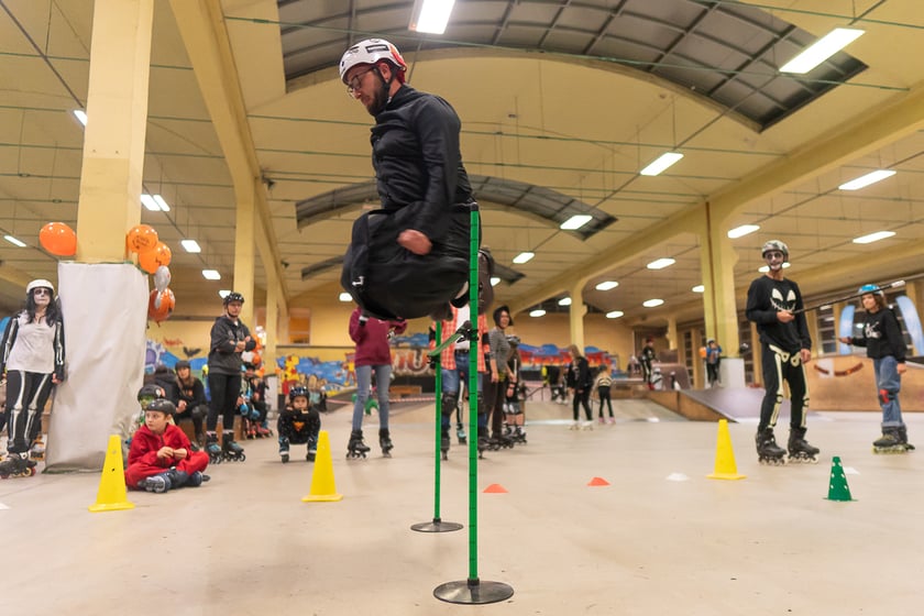 Uczestnicy bawią się podczas Skate Night Wrocław 2023 w Centrum Sportów Ekstremalnych przy ul. Legnickiej 65.