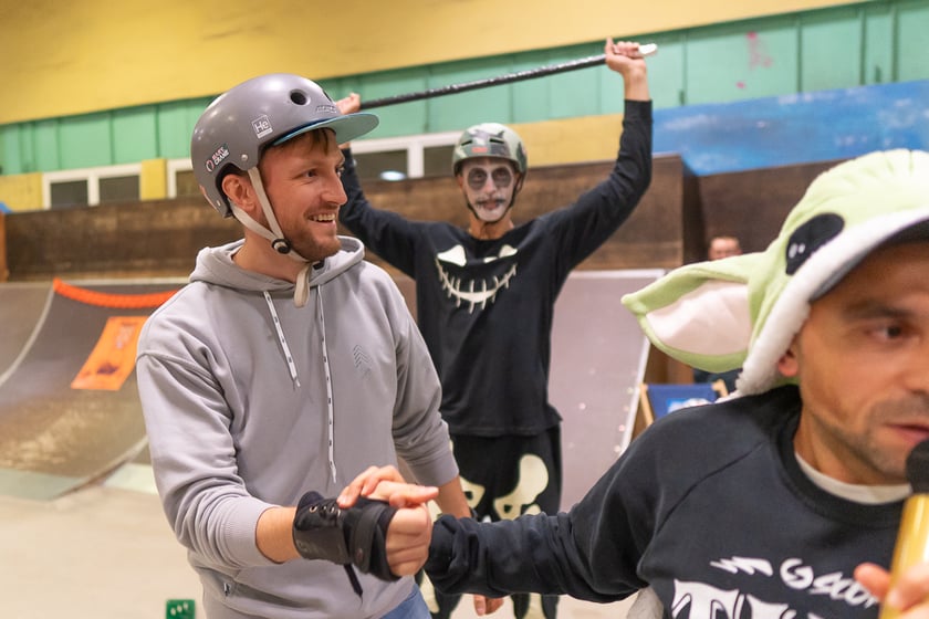 Uczestnicy bawią się podczas Skate Night Wrocław 2023 w Centrum Sportów Ekstremalnych przy ul. Legnickiej 65.