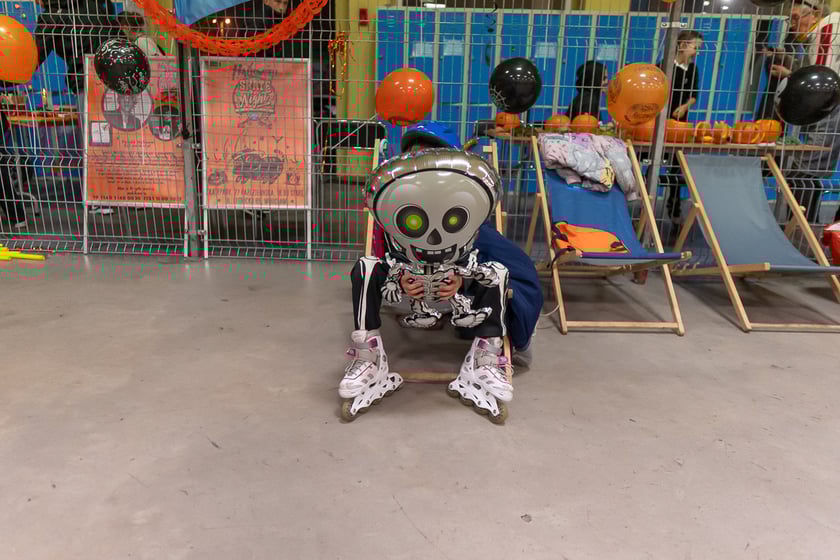 Uczestnicy bawią się podczas Skate Night Wrocław 2023 w Centrum Sportów Ekstremalnych przy ul. Legnickiej 65.