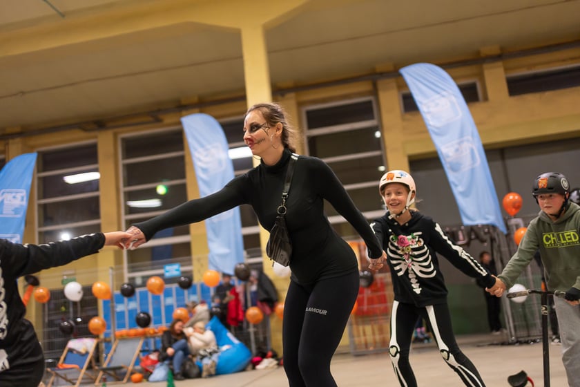 Uczestnicy bawią się podczas Skate Night Wrocław 2023 w Centrum Sportów Ekstremalnych przy ul. Legnickiej 65.