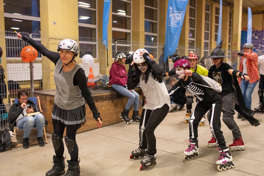 Uczestnicy bawią się podczas Skate Night Wrocław 2023 w Centrum Sportów Ekstremalnych przy ul. Legnickiej 65.