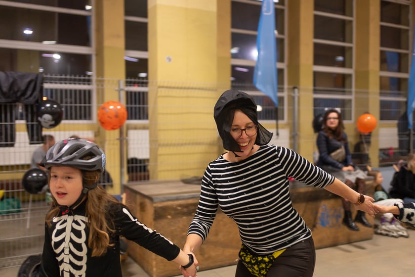 Uczestnicy bawią się podczas Skate Night Wrocław 2023 w Centrum Sportów Ekstremalnych przy ul. Legnickiej 65.