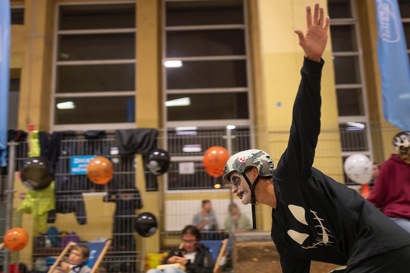 Uczestnicy bawią się podczas Skate Night Wrocław 2023 w Centrum Sportów Ekstremalnych przy ul. Legnickiej 65.