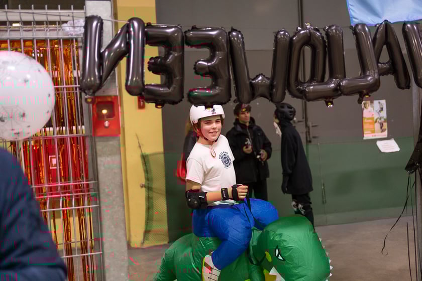 Uczestnicy bawią się podczas Skate Night Wrocław 2023 w Centrum Sportów Ekstremalnych przy ul. Legnickiej 65.