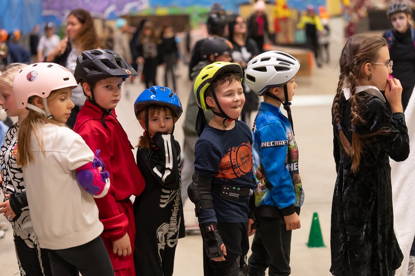 Uczestnicy bawią się podczas Skate Night Wrocław 2023 w Centrum Sportów Ekstremalnych przy ul. Legnickiej 65.